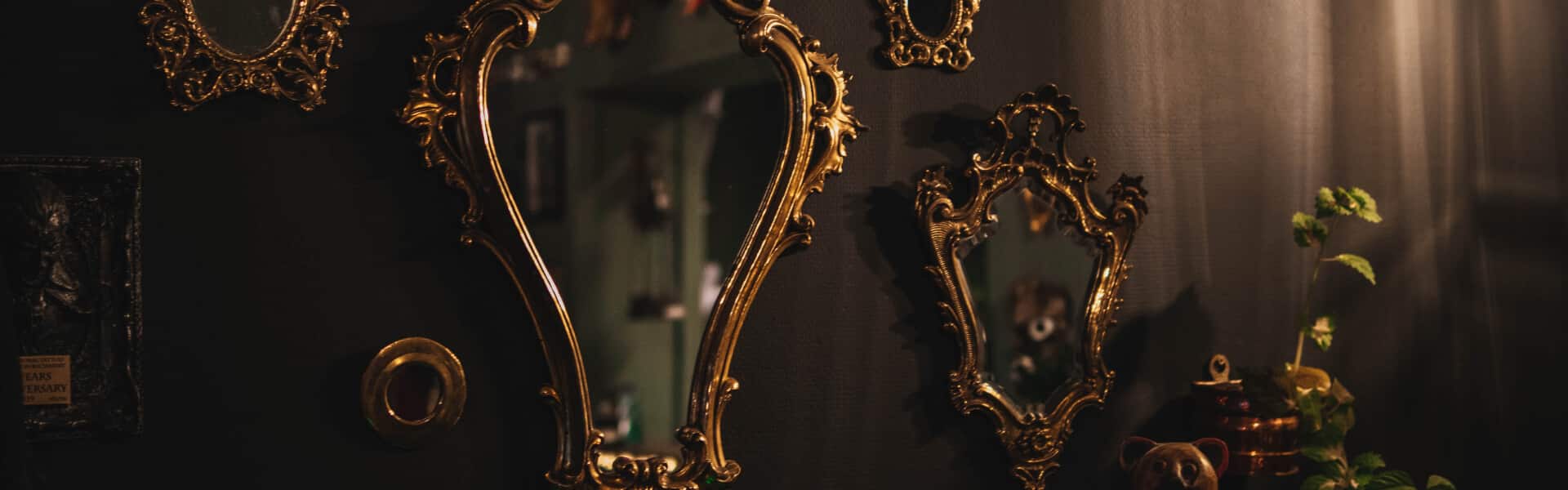 miroir ancien doré après rénovation du cadre et peinture