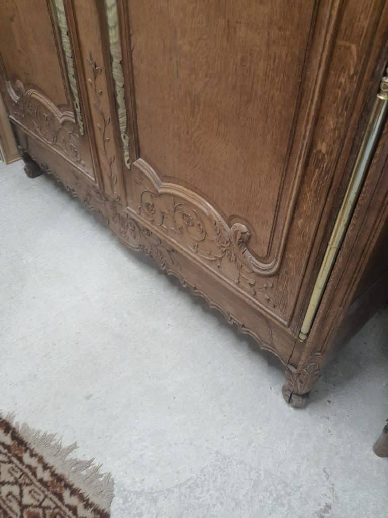 Armoire normande de la manche La Calèche Caennaise à Caen La Calèche