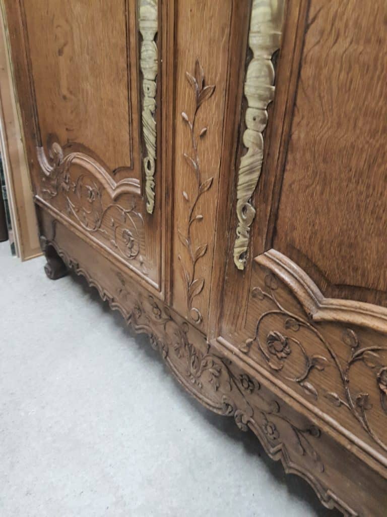 Armoire normande de la manche La Calèche Caennaise à Caen La Calèche